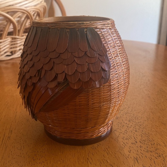 Vintage Shanghai Handicrafts Imported Animal Feather Wicker Basket Vase 1970’s - Picture 4 of 6